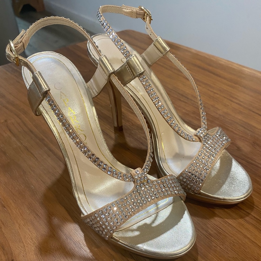 FINAL PRICE💚EUC Sparkly Gold Capparos Heels in size 5